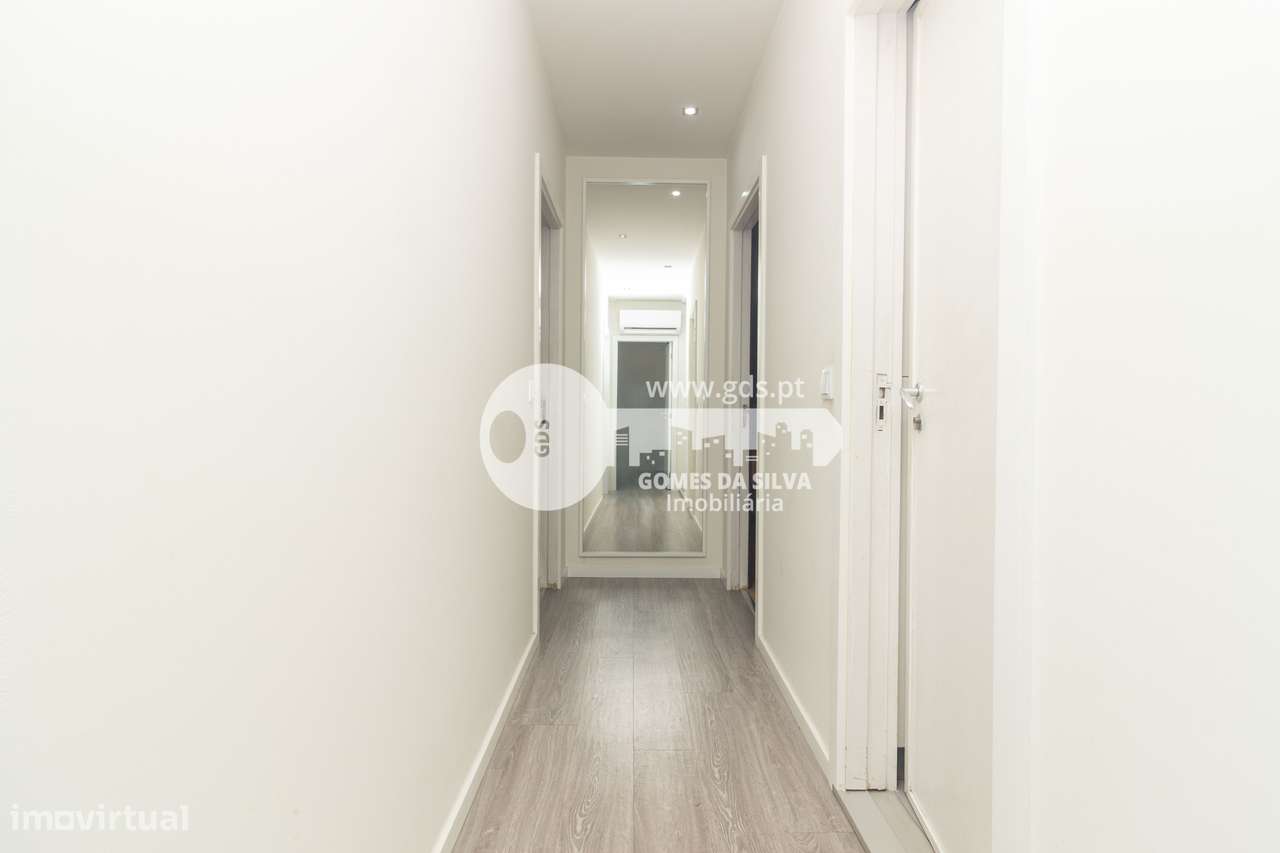 Moradia T3+1 com Espaços Comerciais – Ideal para Viver e Investir-21