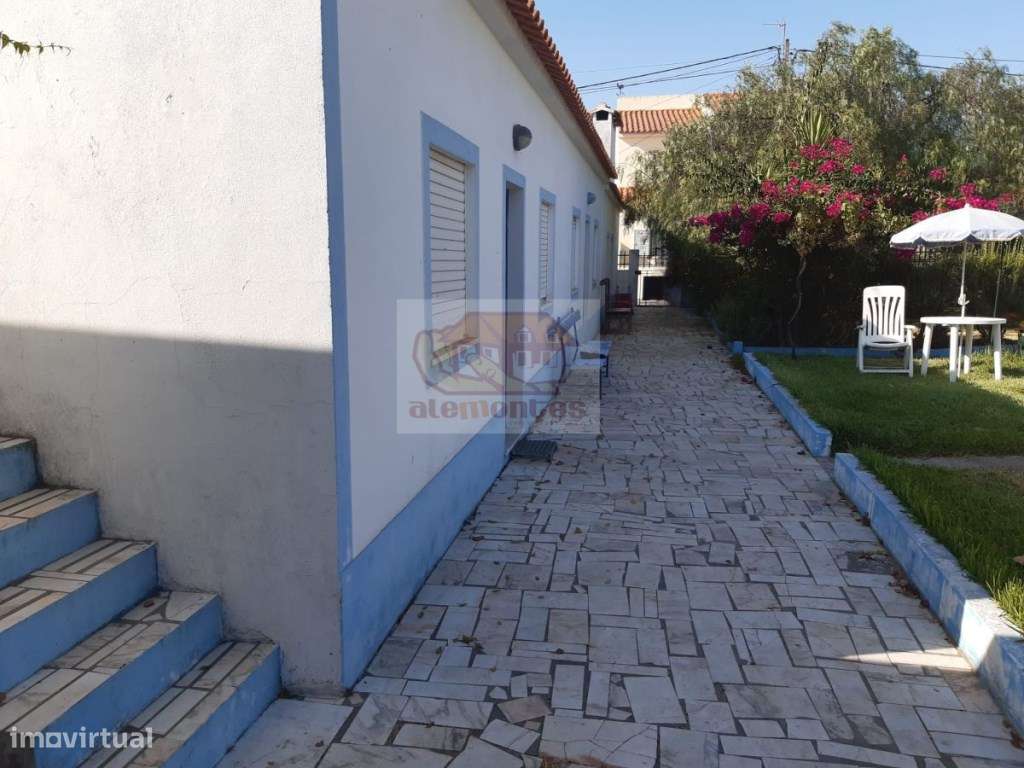 Moradia com quintal e piscina em Grândola para remodelar - Grande imagem: 3/13