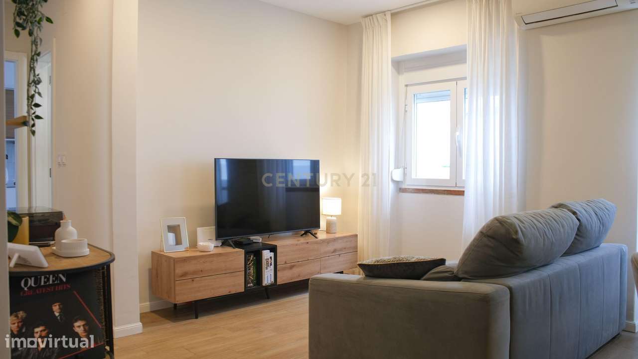 Apartamento T2 Renovado com Logradouro de 80m² no Centro de Almada-9