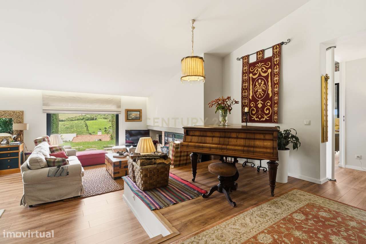 Quintinha T4 com edificação contemporânea no coração do Oeste, com ter-1