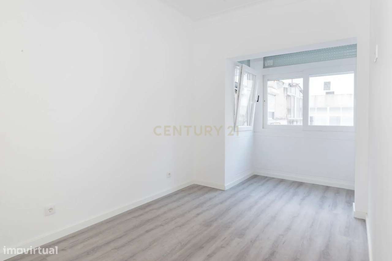 T2 totalmente remodelado com cozinha independente no centro de almada-14
