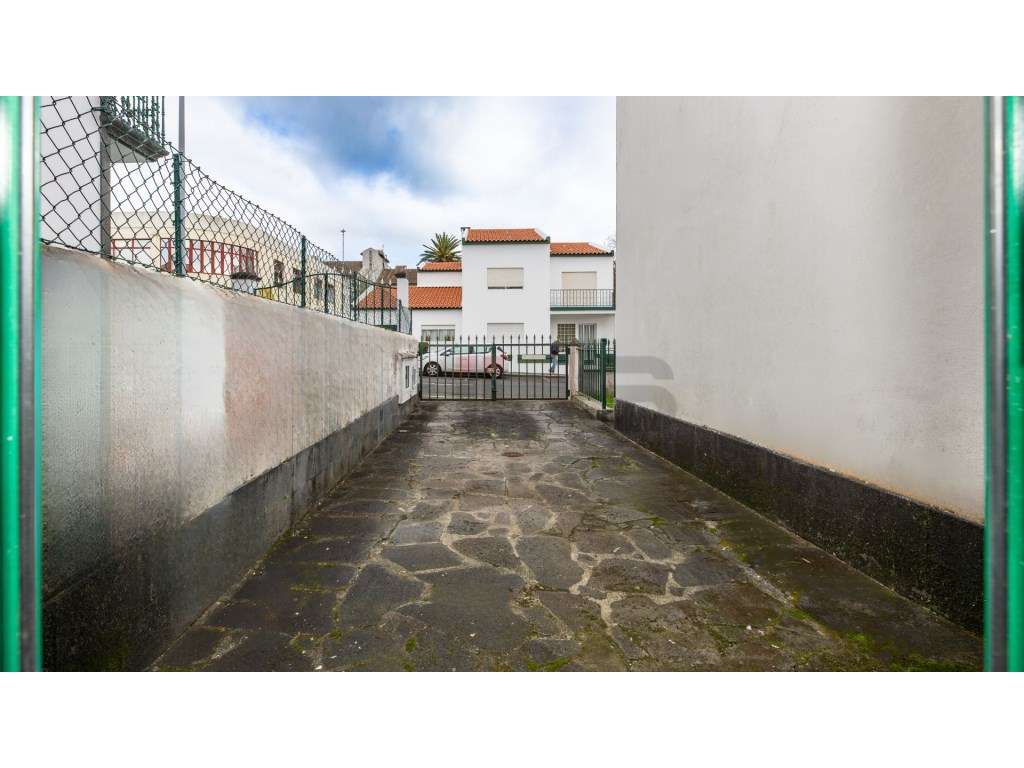 Moradia V6 Isolada no Centro de Ponta Delgada-27