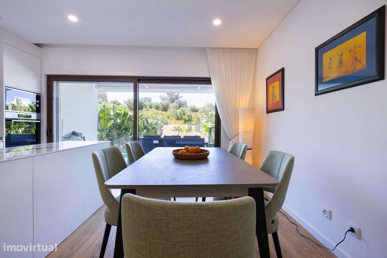 Moradia, semi-nova, com piscina e garagem-29