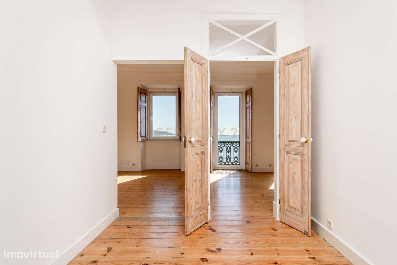 Espetacular apartamento T4 com vista deslumbrante sobre o rio Tejo – C-14