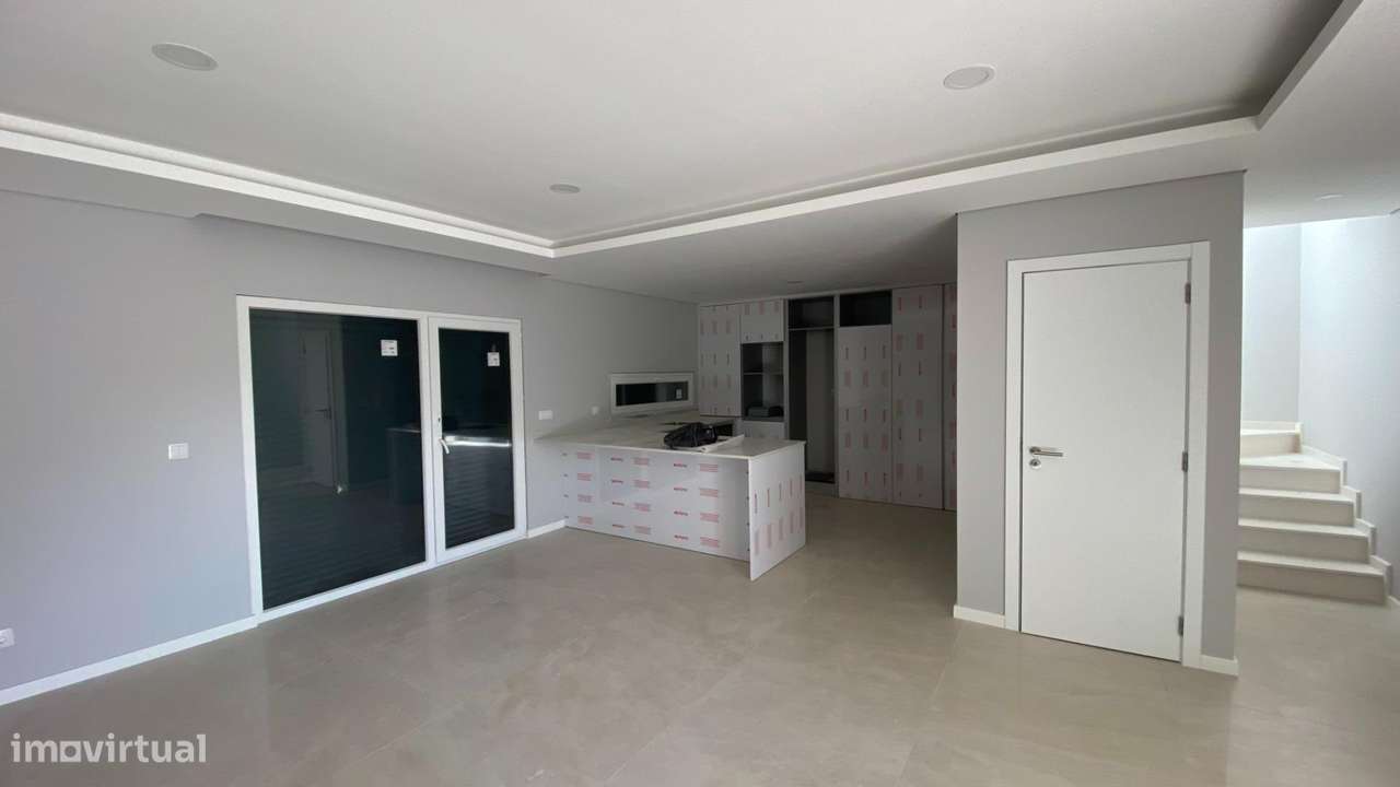 MORADIA T4 - Grande imagem: 5/27