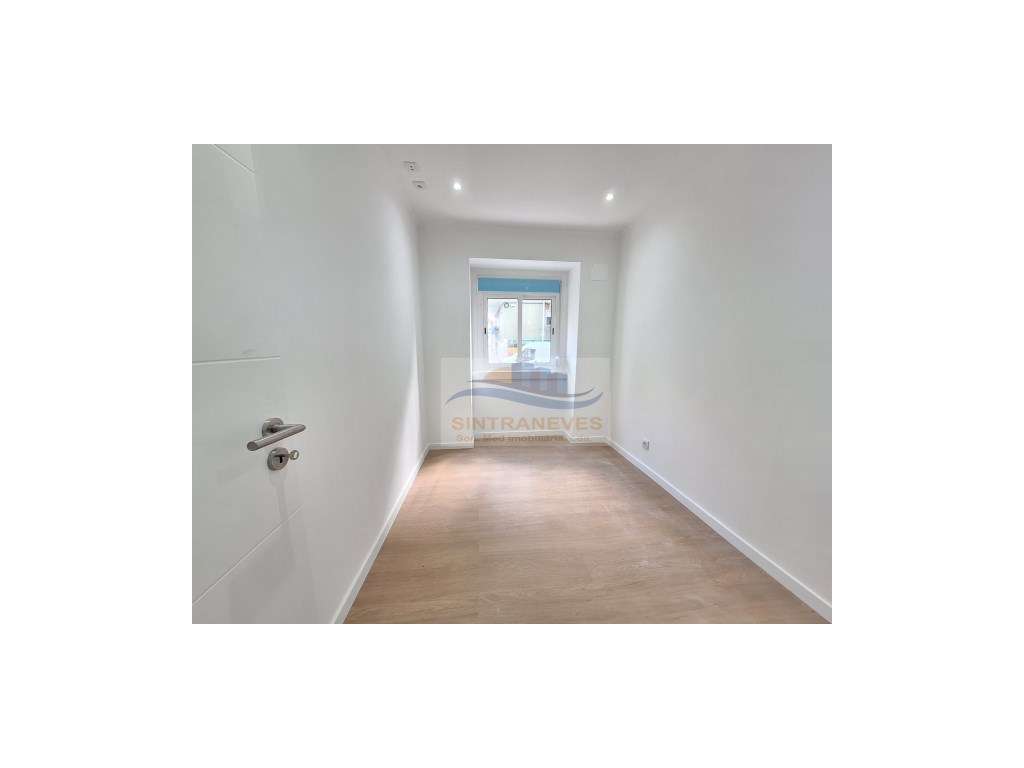 Excelente T2 Totalmente Remodelado na Mina de Água-7