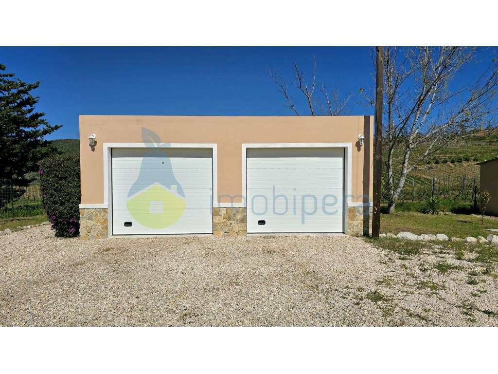 Moradia V4 com piscina e uma vista deslumbrante-23