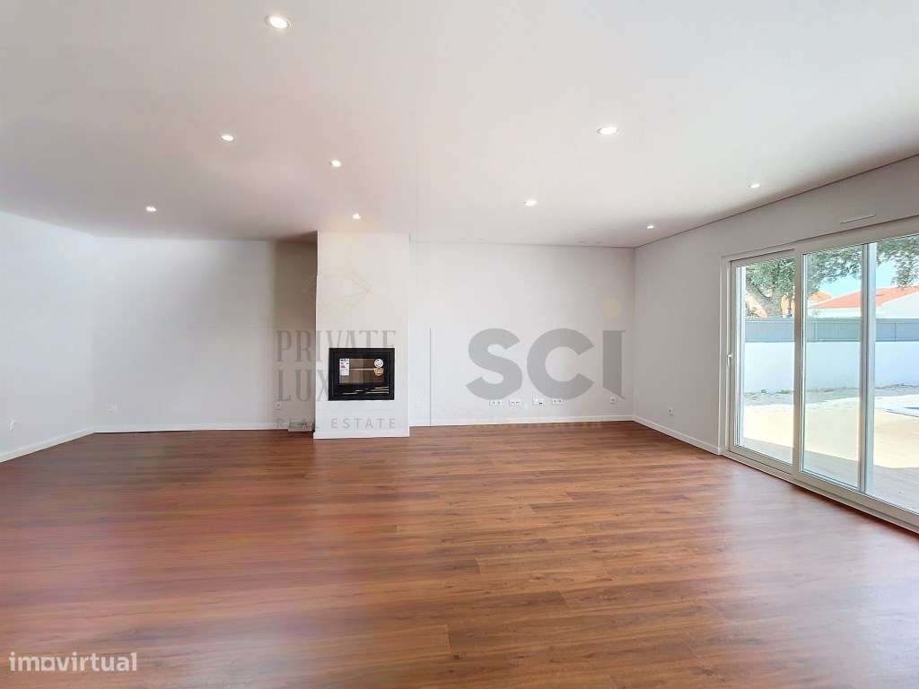 Moradia T4 Térrea Isolada em Azeitão com Piscina e Garagem-7