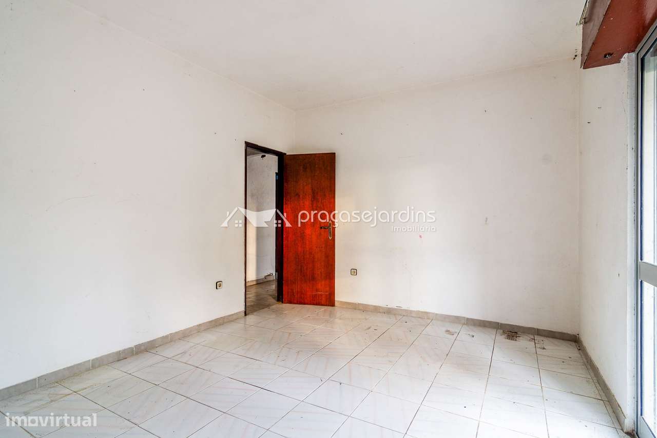 Moradia isolada térrea com anexos e terreno-13