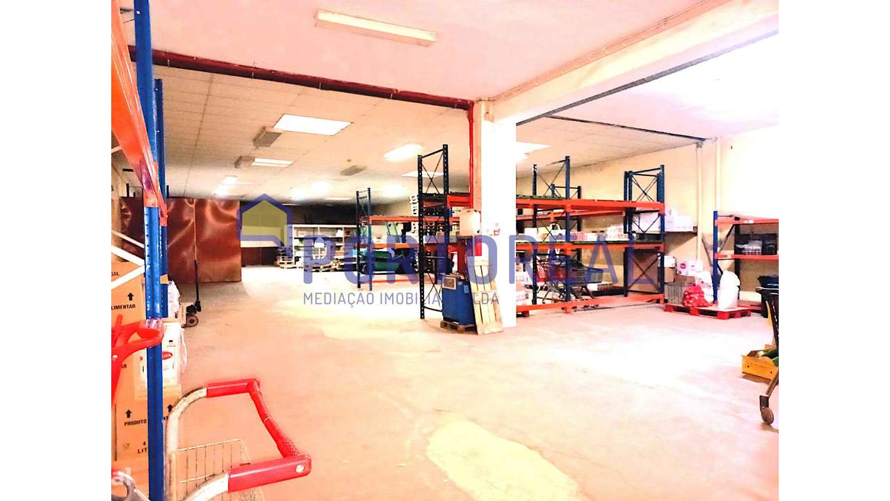 Armazém 2 entradas na Rua Zambeze- Porto-8