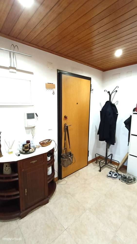 T2 prédio c/ elevador, c/varandas | Estacionamento e arrecadação - Grande imagem: 5/27