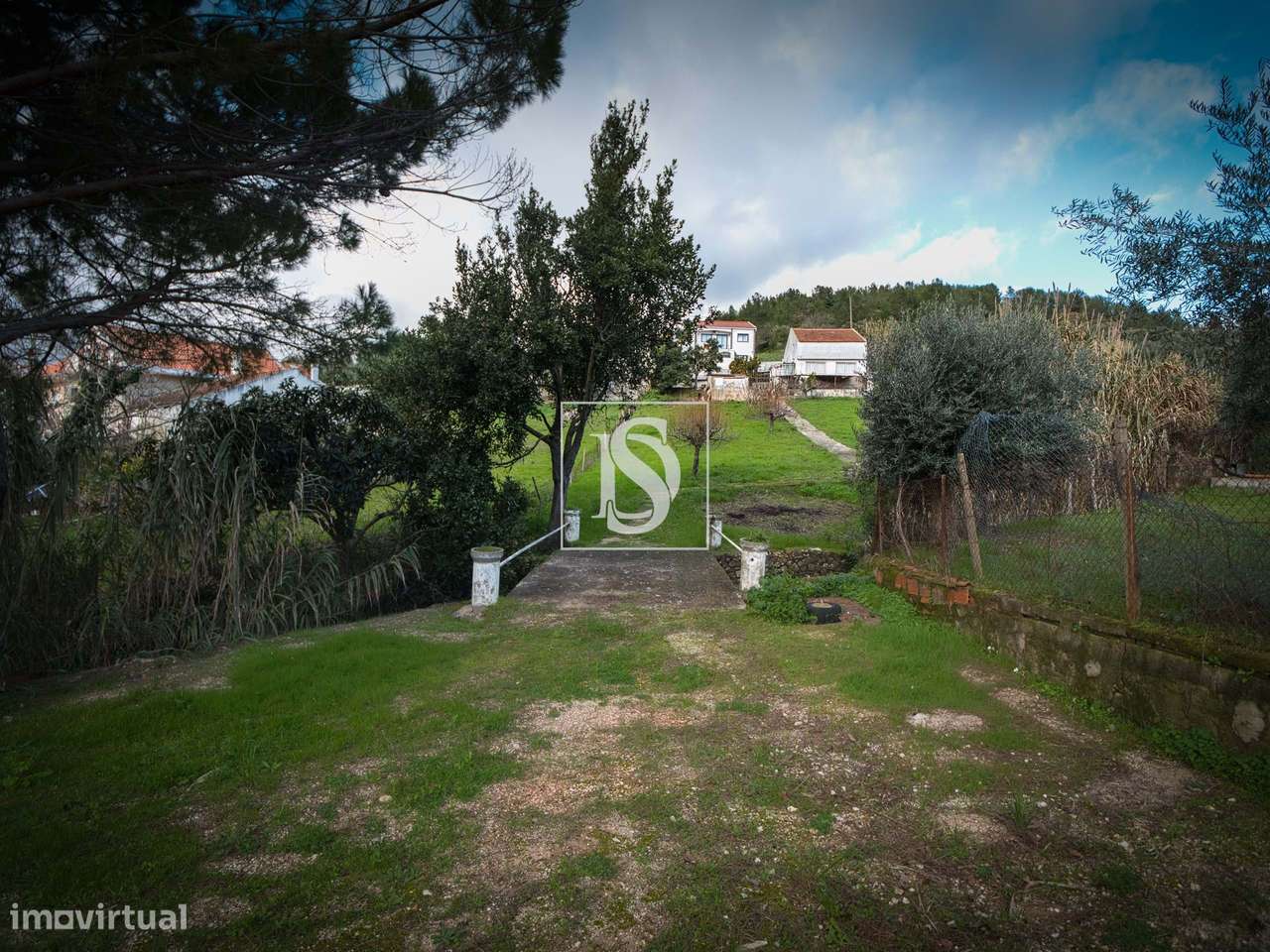 Terreno de 1.320 m² no Calhandriz, na zona da Adanaia  com ribeiro e b-38