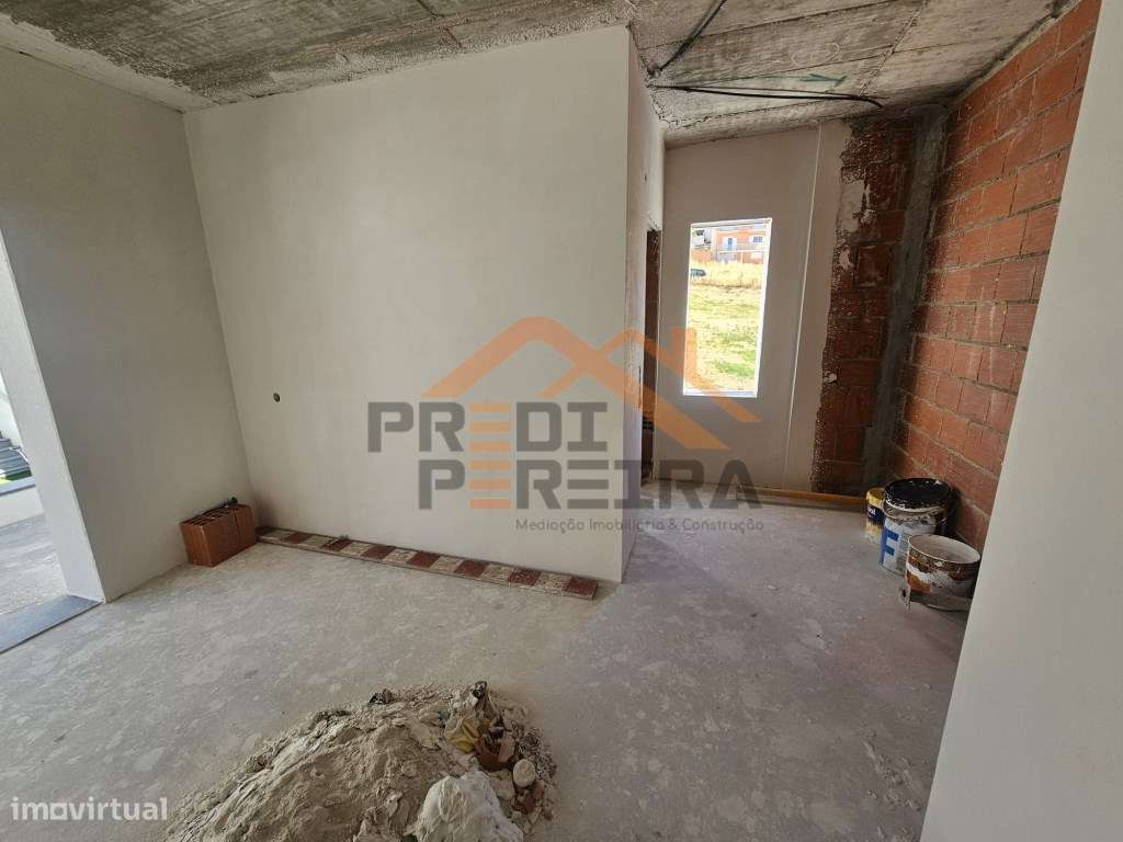 Moradia T4 em fase de construção, situada no Bairro Casal São Sebas...-6