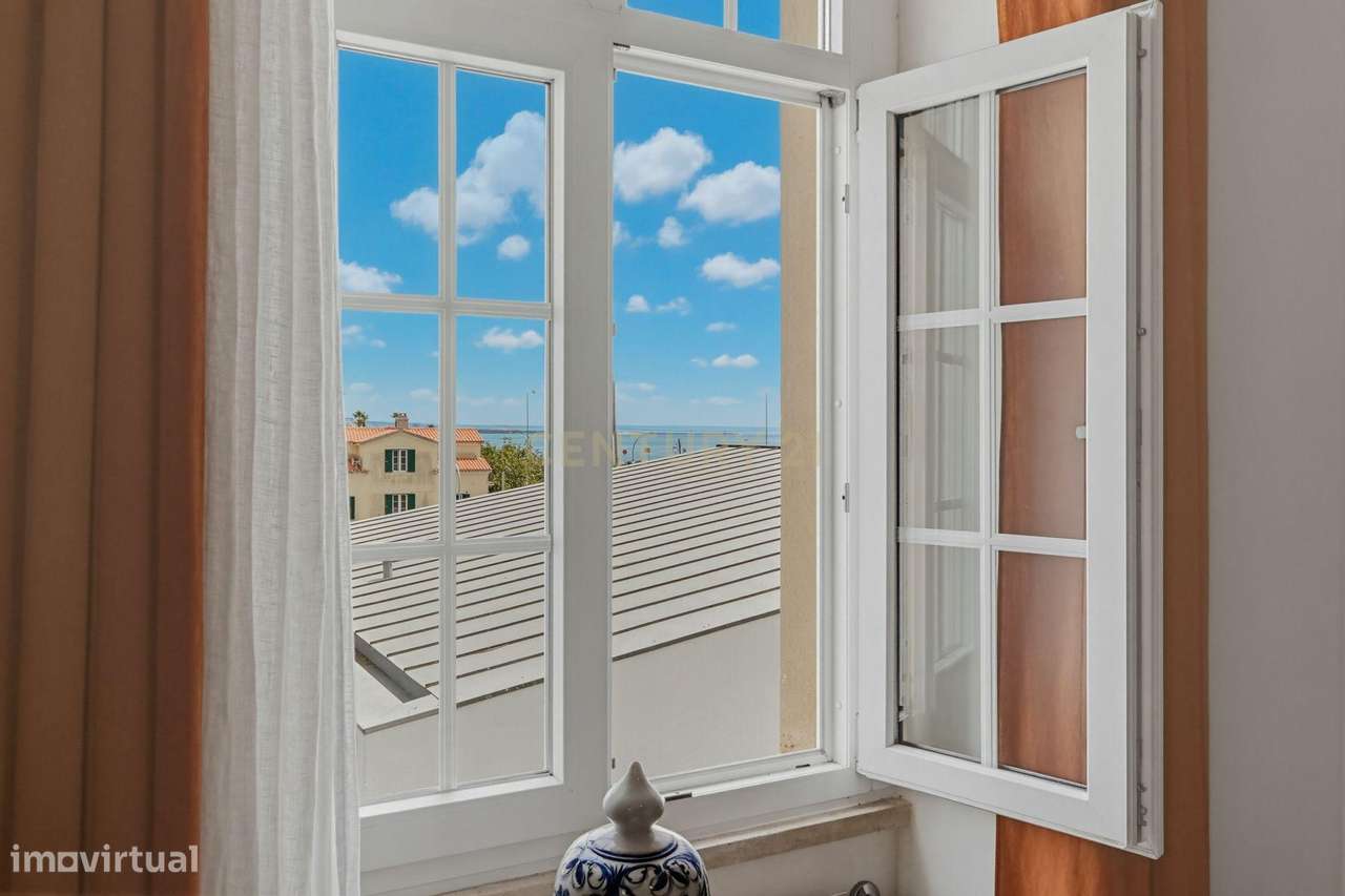 Moradia isolada T3 + 1 com vista mar em localização premium no coração-30