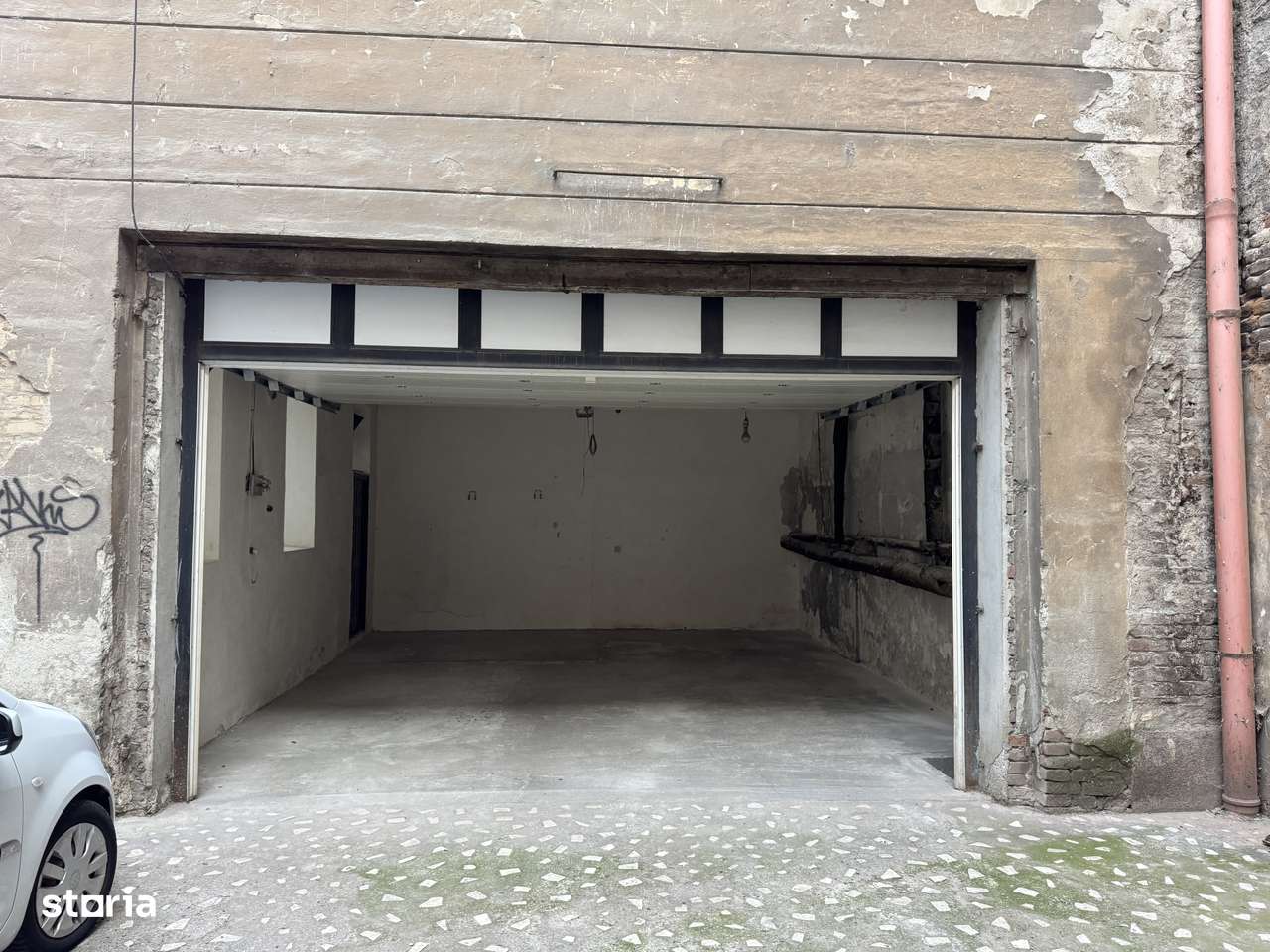 Garaj spatios ultracentral in Palatul Neumann cu CF propriu - Imagine principală: 5/7