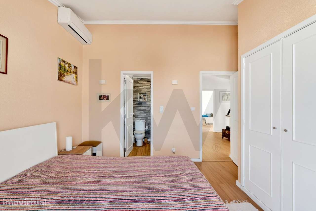Moradia T4+1 com Piscina Coberta, Jardim e Churrasqueira em Alcoitão,-28