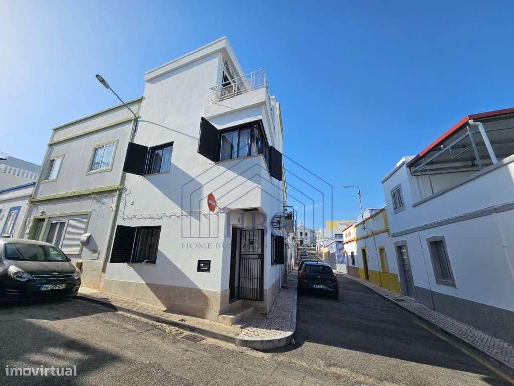 Moradia T3 de três andares no centro da Fuseta-22