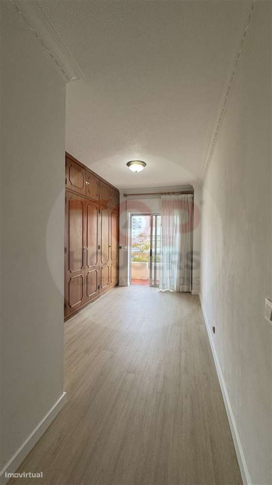 Apartamento T4 com elevador no centro de Faro-11