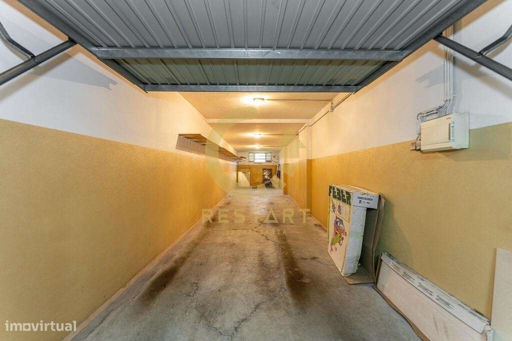 Apartamento T3 com excelente exposição solar, box fechada e junto ao m-59