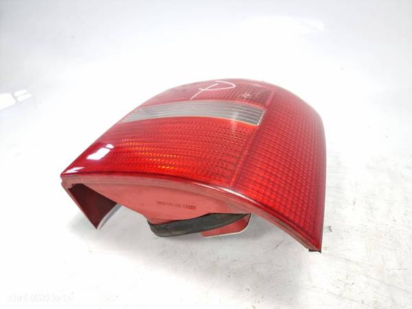 LAMPA PRAWA TYŁ AUDI A4 B5 8D9945096C - 2