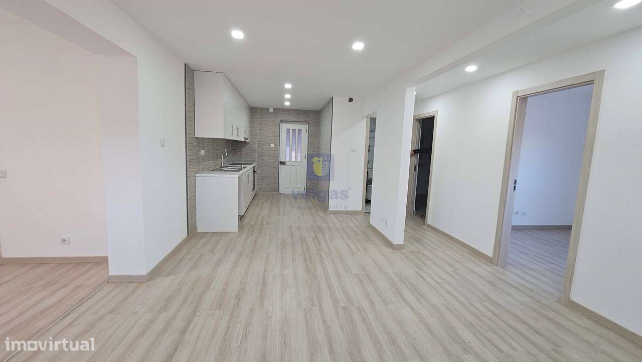 Edifício para Habitação e Comércio - Moradia T3 Renovada c/ Terraço e-26