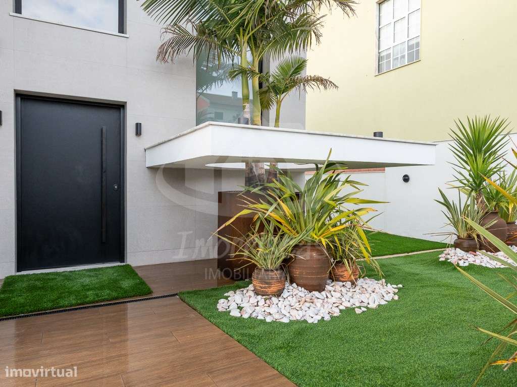 Moradia T4 com piscina e vista panorâmica em São João da Talha-32