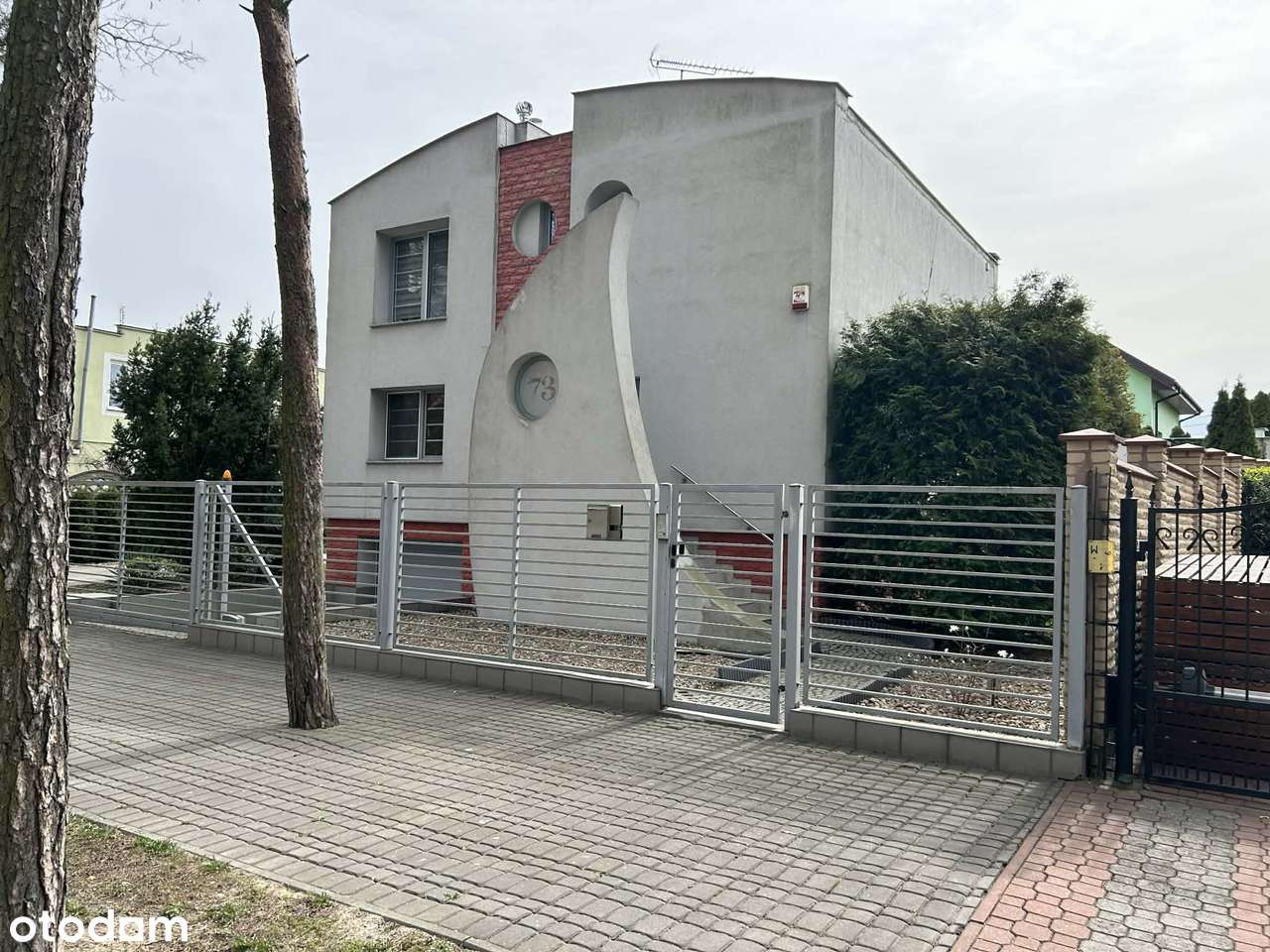 Wolnostojący dom z piwnicą i ogrodem