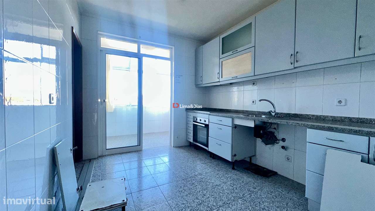 Apartamento T6 Duplex com 3 casas de banho e terraço-22
