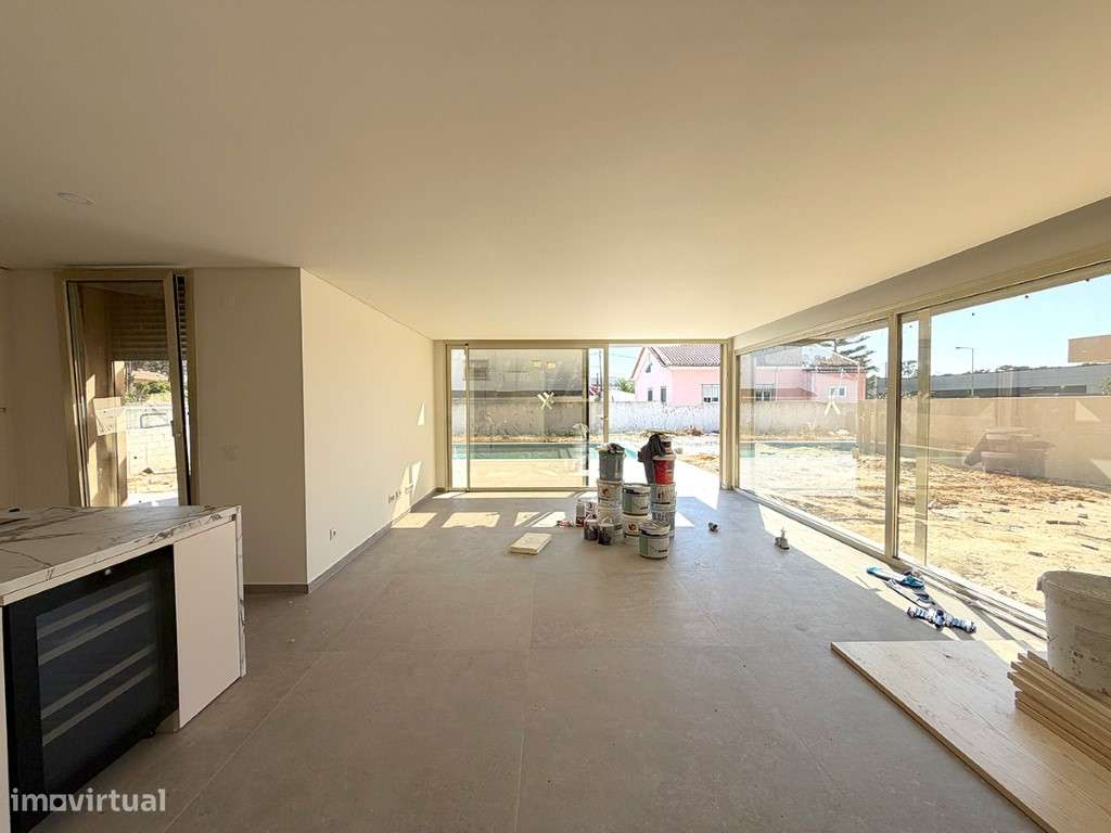 Exclusiva Moradia Isolada T4 com 3 Suítes, Piscina Privada e Garage...-3