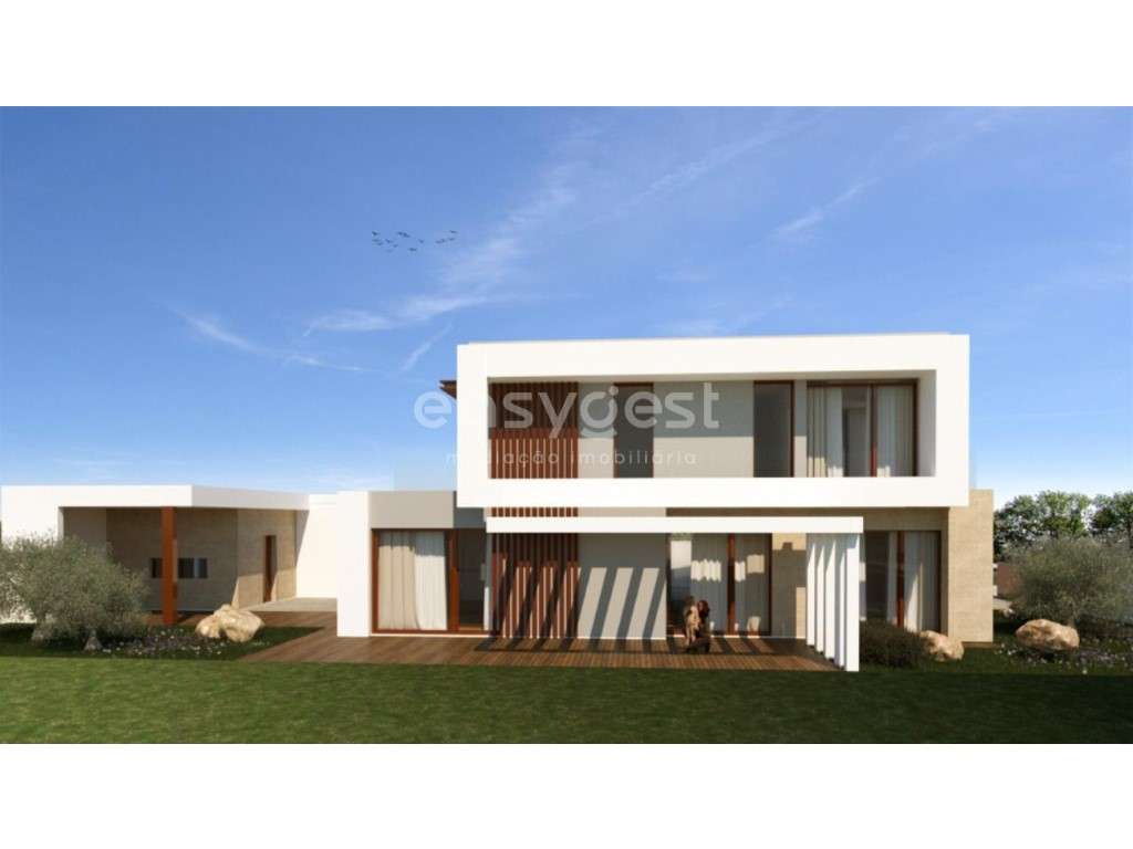 Moradia T4 independente situada na freguesia de Santa Joana - Grande imagem: 3/16