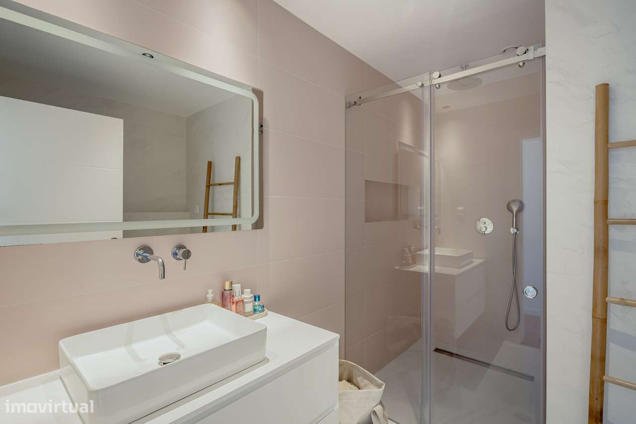 Moradia T4 contemporânea com jardim e piscina no bairro da Martinha, E-20