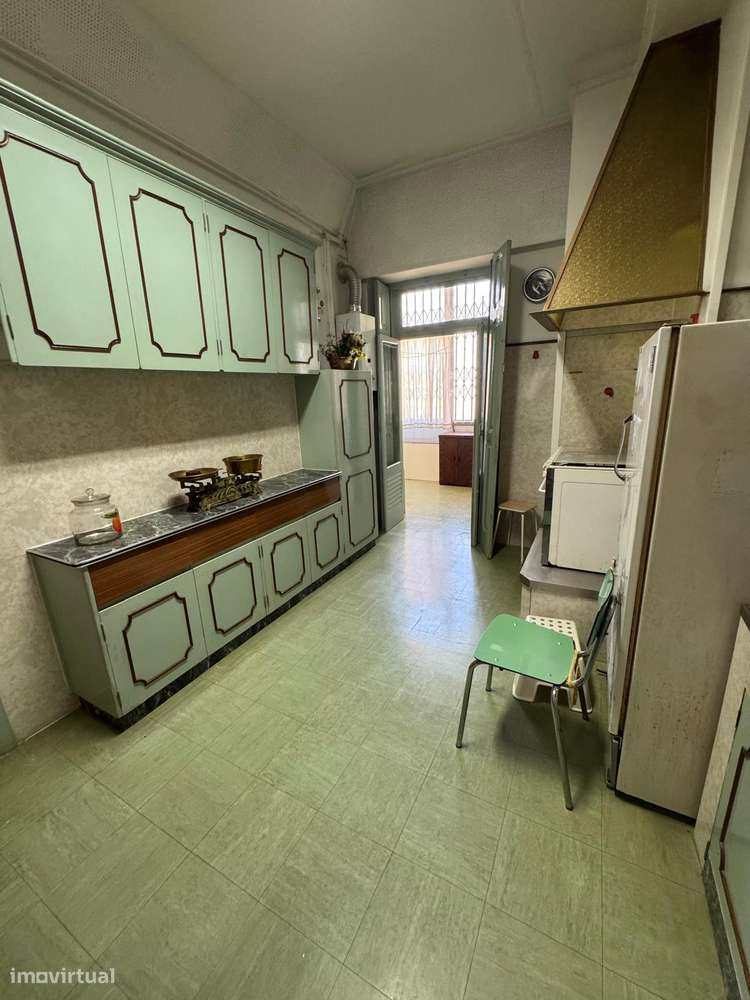 Charmoso Apartamento Familiar de Época com Excelente Potencial-20