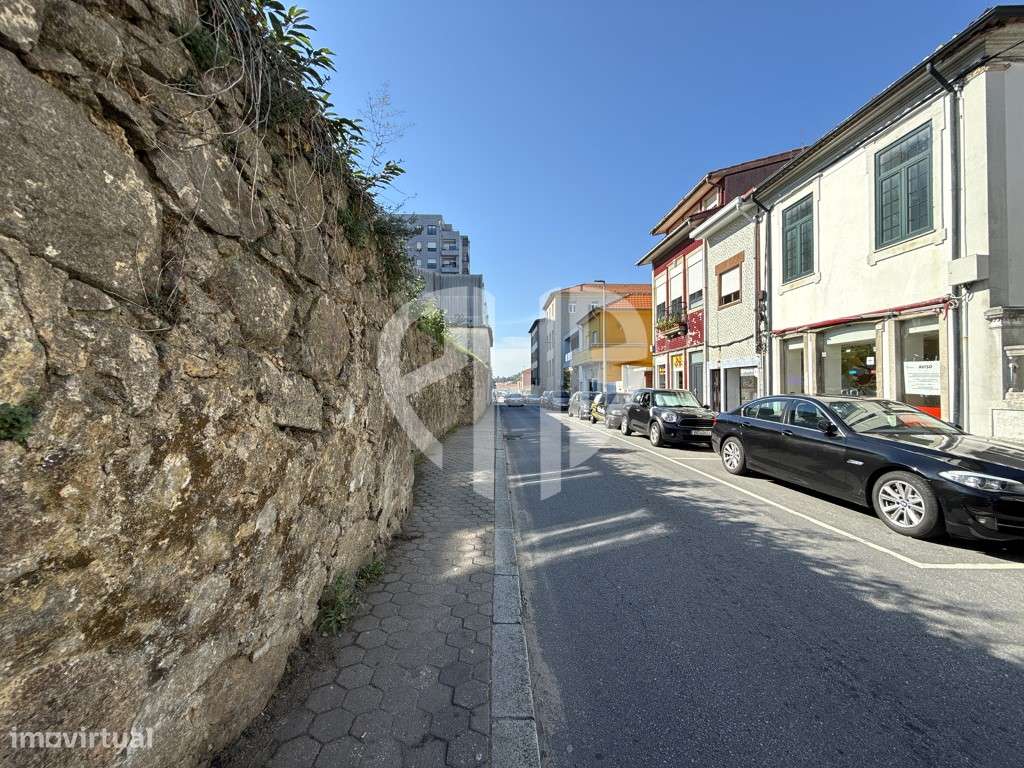 Edifício Comercial 2 Pisos // Rua do Padrão - Pedroso-41