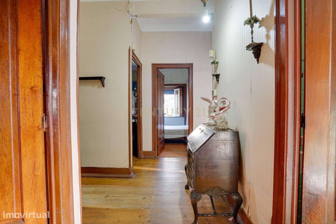 Moradia independente T6, situada no coração da linha de Cascais, junto-16