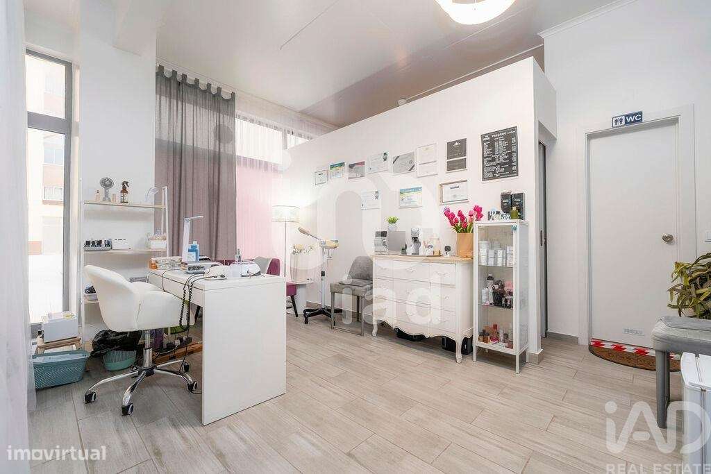 Loja / Estabelecimento Comercial em Faro (Sé e São Pedro) de 35,00 m2 - Grande imagem: 1/21