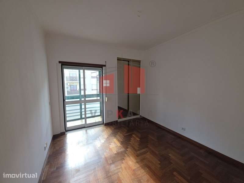 Apartamento T3 em zona sossegada do carregado-8