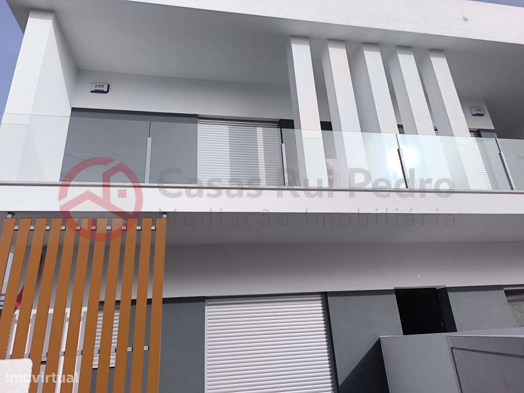 Moradia Geminada T4 com Pérgula - Grande imagem: 4/33