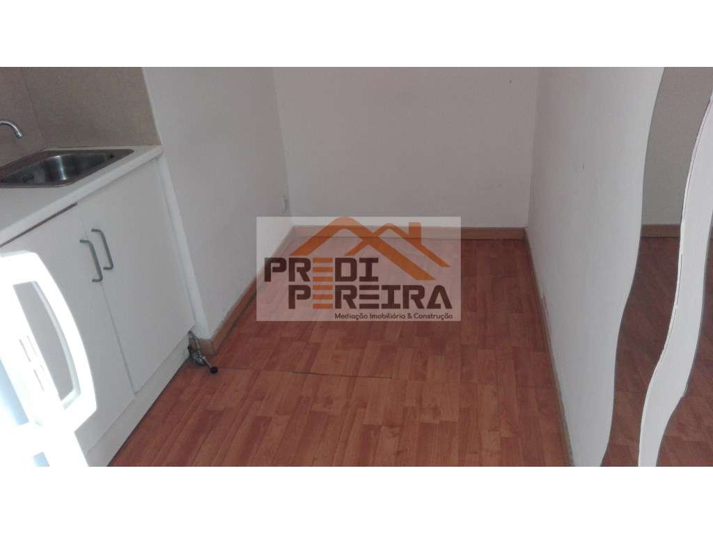 Loja situada em Benfica, com uma divisão ampla e com um parqueament... - Grande imagem: 5/14