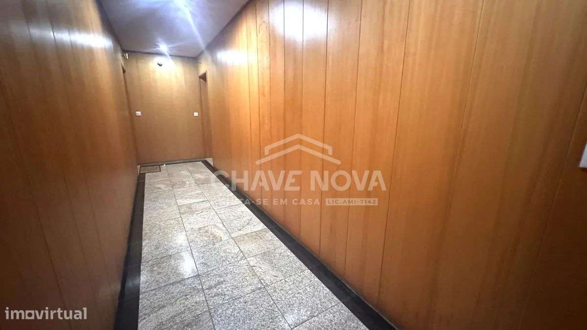 T2 c/ Varanda e Lugar de Garagem em Pedroso-23