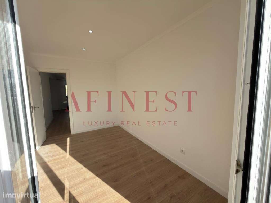 Apartamento T3 com varanda todo remodelado em Queluz-5