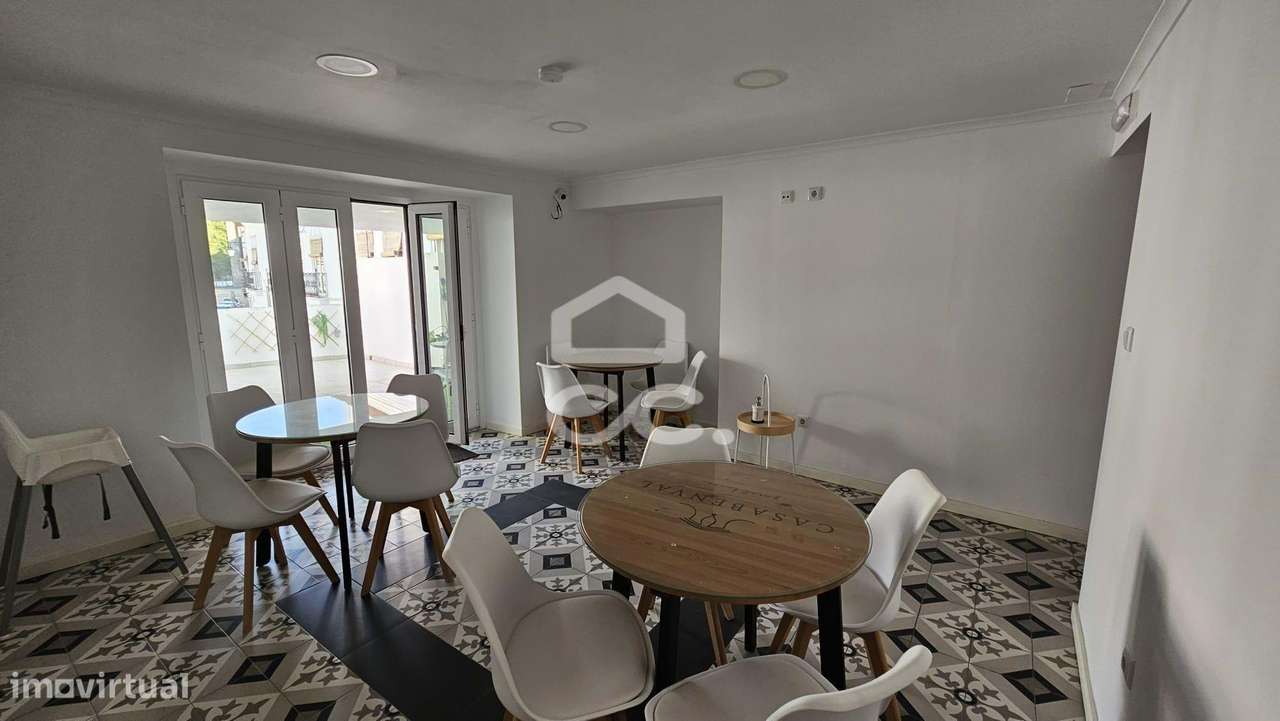 Alojamento com 10 quartos, pronto a rentabilizar, com obras recentes e-1