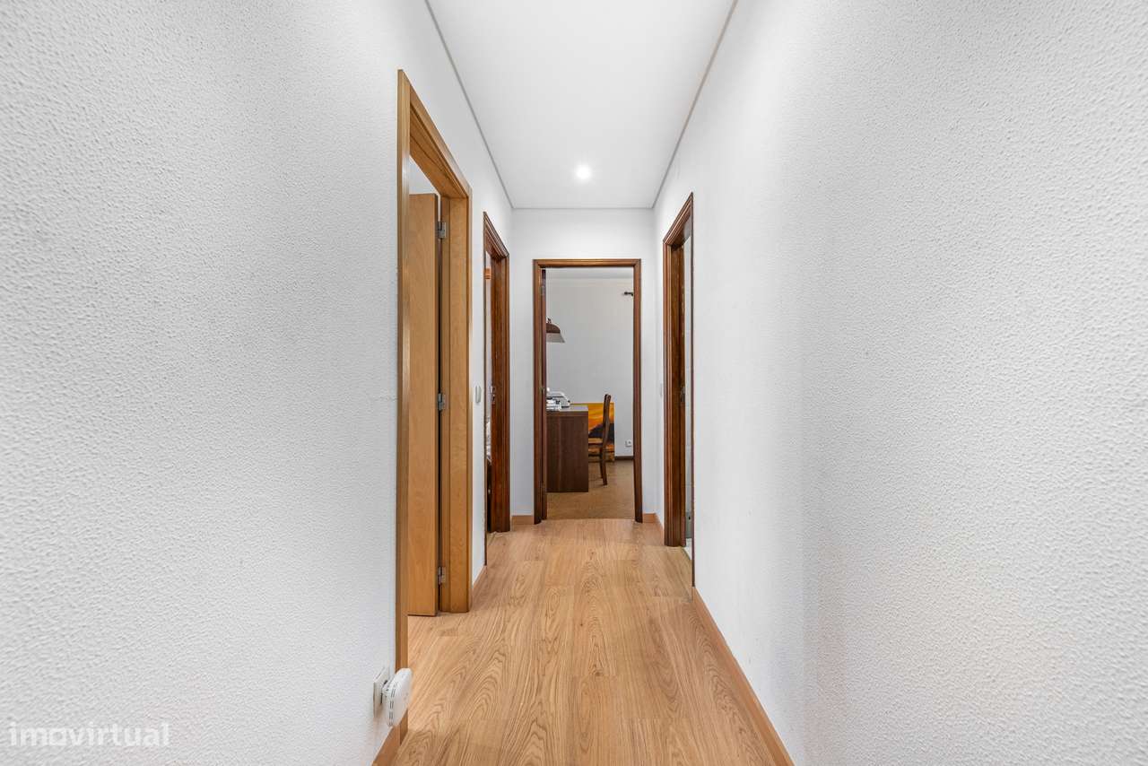 Apartamento T3 renovado no centro de Braga-16