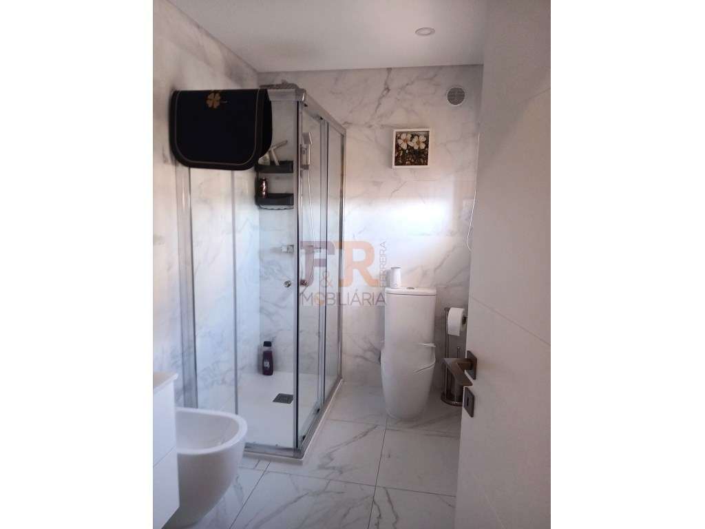 Excelente !!Apartamento T2 Semi- Novo com Varanda e Garagem-21