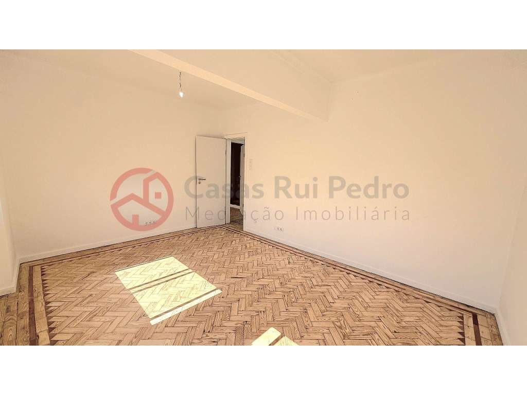 Apartamento T2 remodelado em Foros de Amora-21