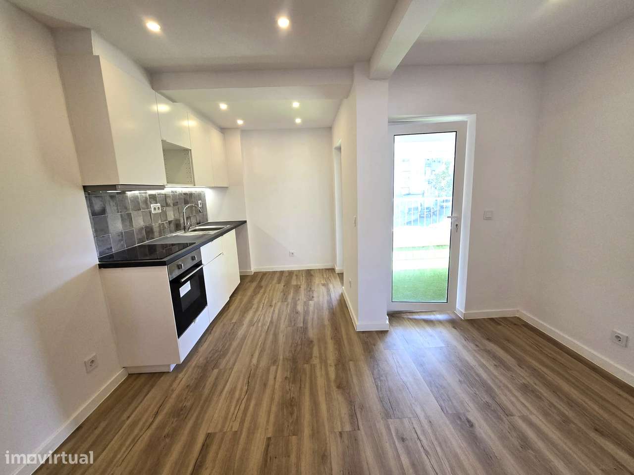 Apartamento T2 Remodelado com Varanda - Queluz-7