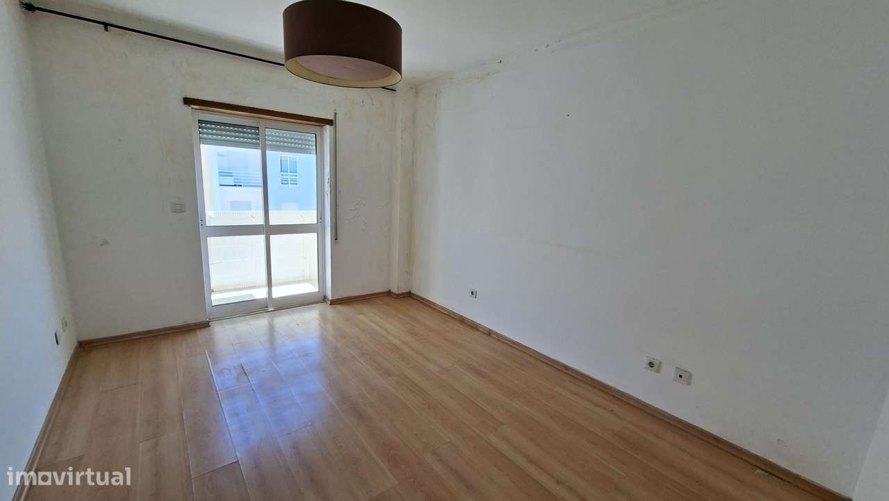 Apartamento T2+1 com 209m2 , garagem no Montijo-8
