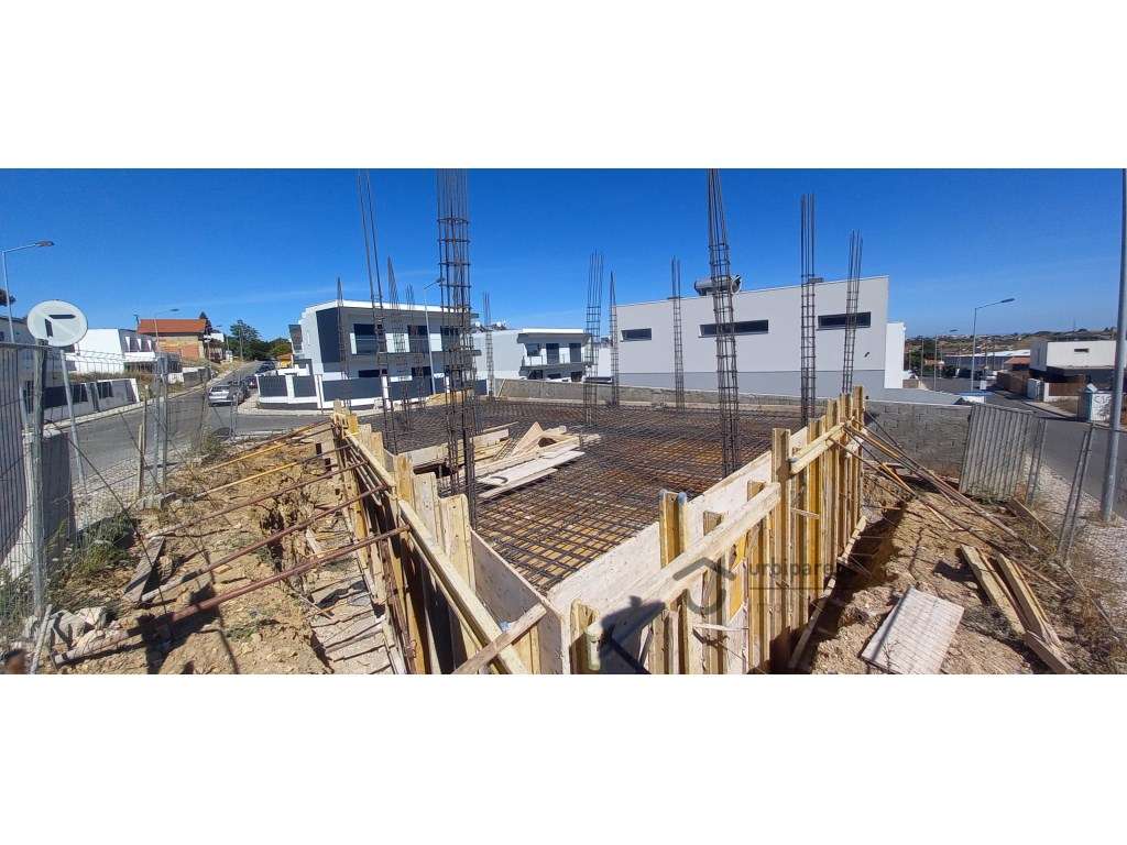 Moradia V4 na Adroana, em face de acabamento.-10