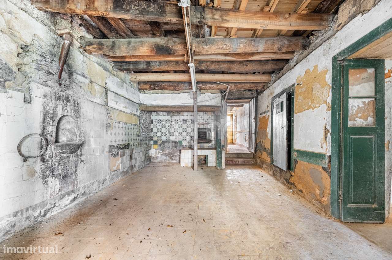 Moradia T4 com jardim e parqueamento no centro de Ovar - Grande imagem: 4/41