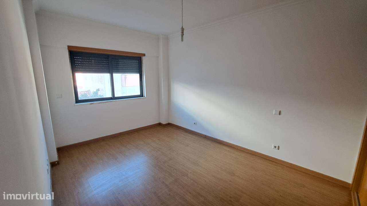 Apartamento T3  área total 145m2, 2 lugares estacionamento  Brandoa-7