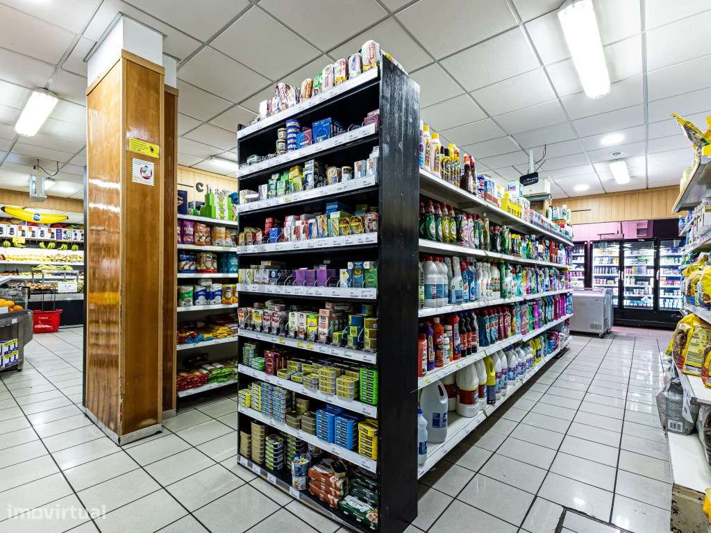 Supermercado em funcionamento no centro de Albufeira-12